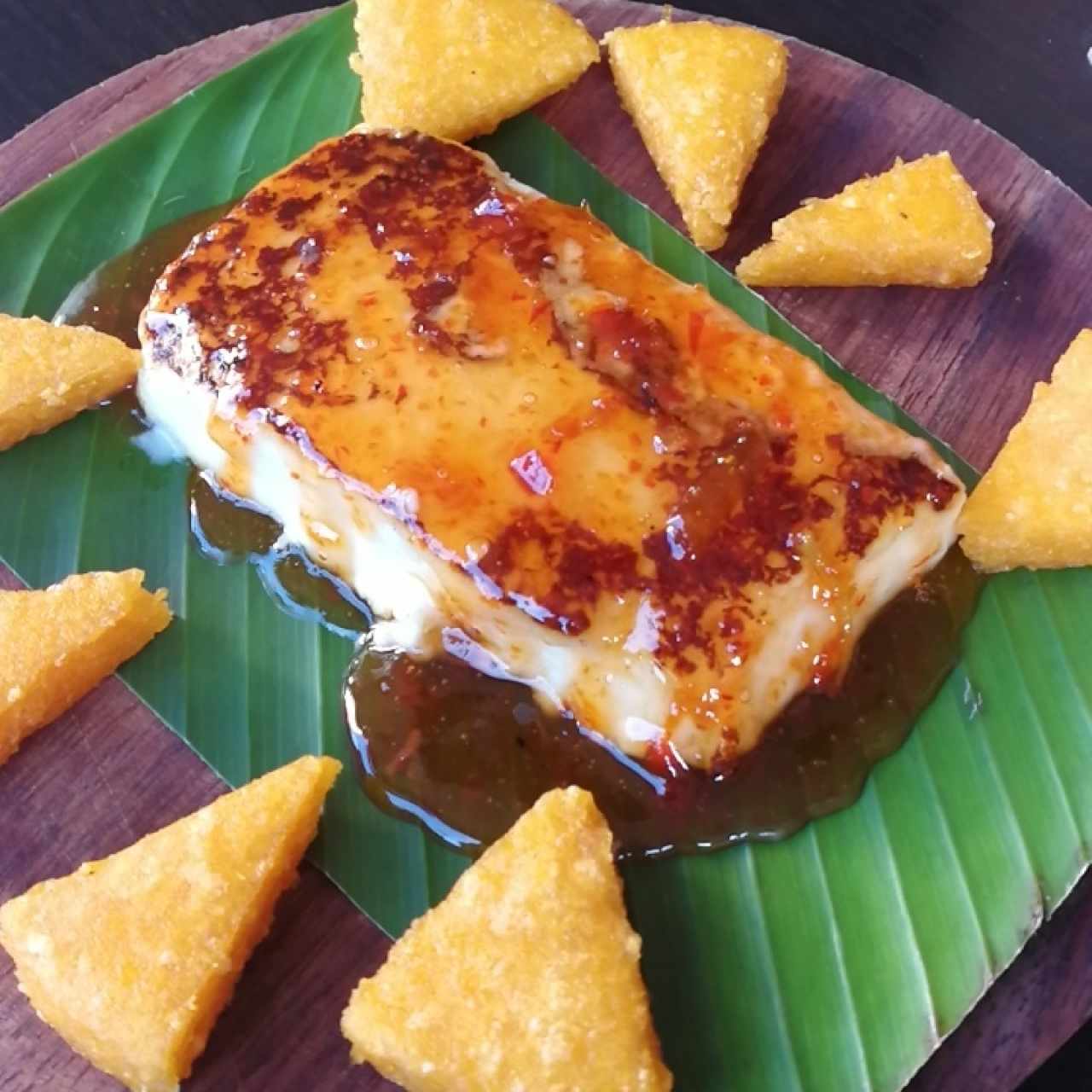 Queso nacional a la plancha cubierto de mermelada de ahí chimbo
