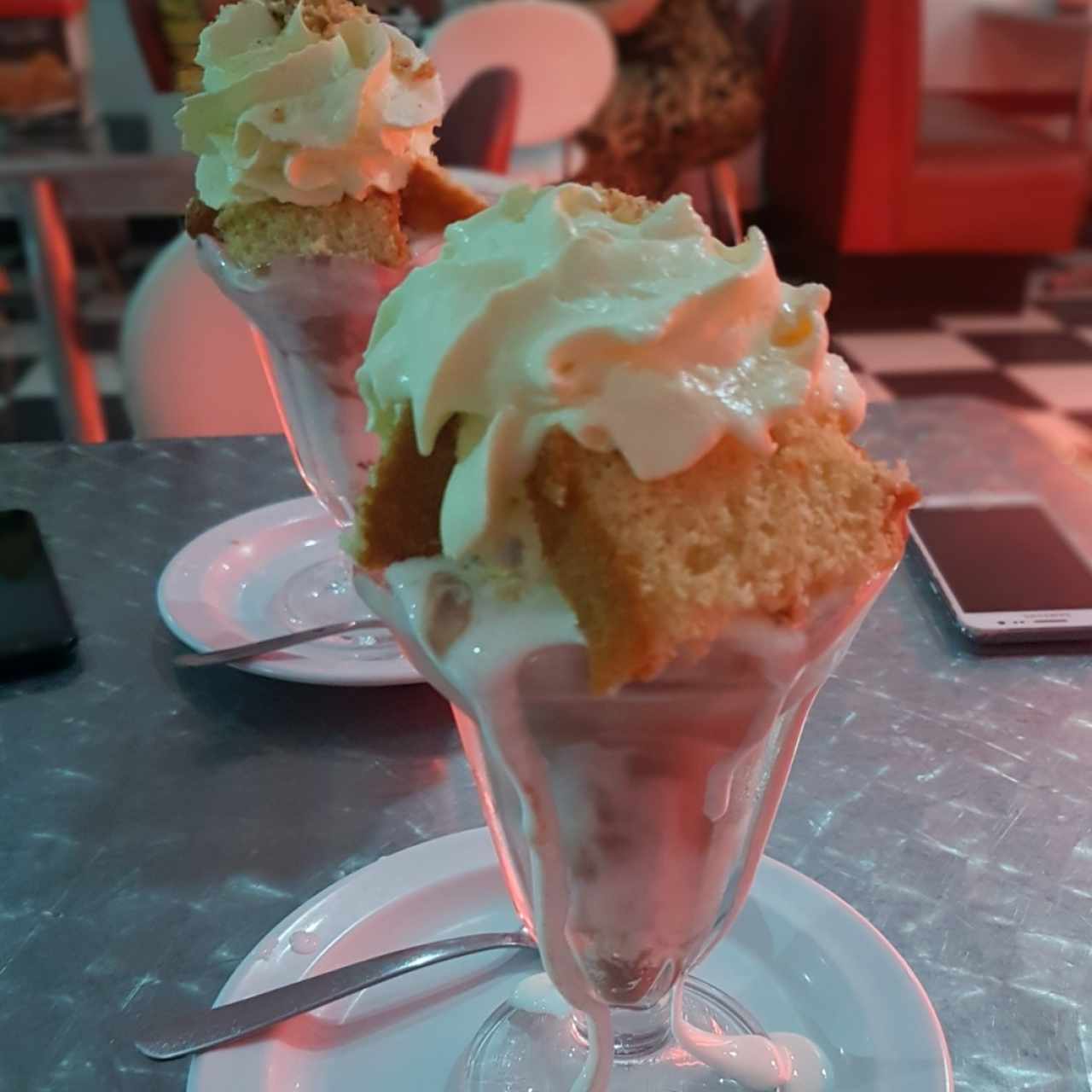 No me olvides con helado de chocolate y sirope de malva