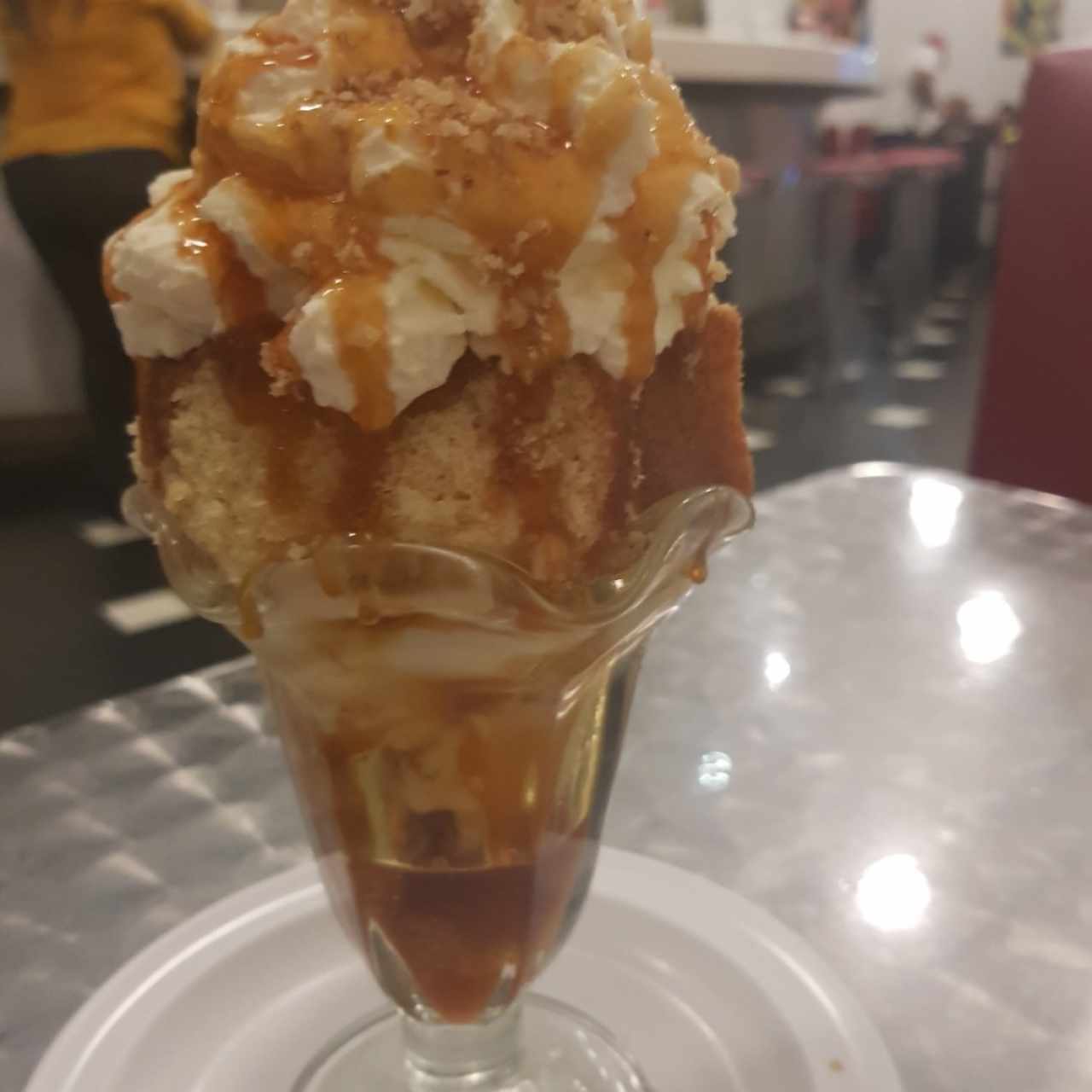 No me olvides helado de vainilla y sirope de caramelo