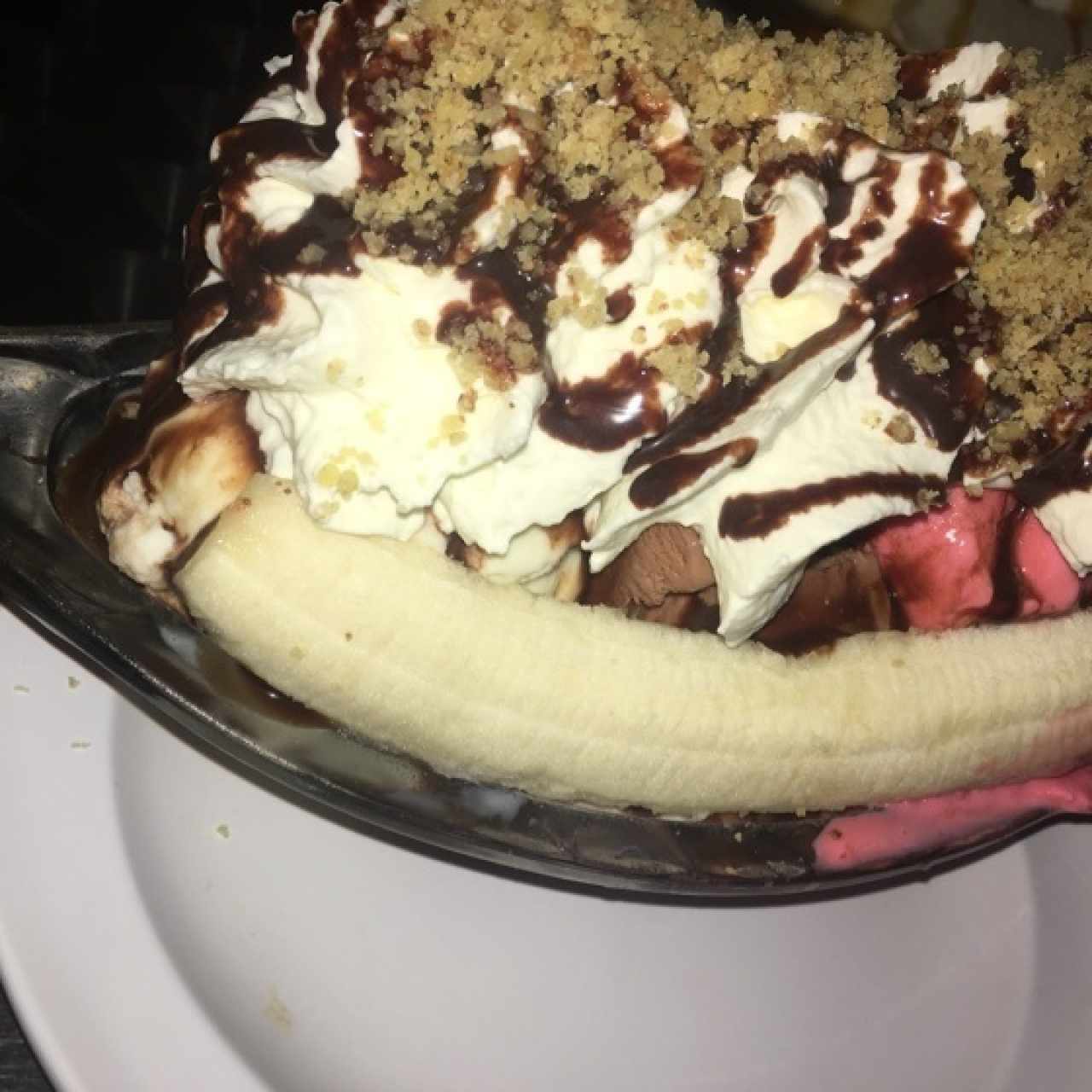 banana split con helado napolitano y sirope de chocolate