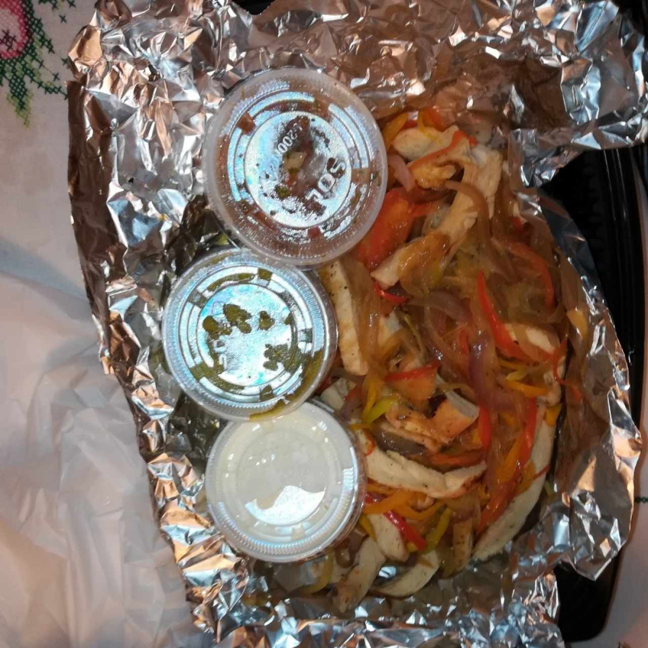 Fajitas de pollo con pico de gallo, sour cream y guacamole