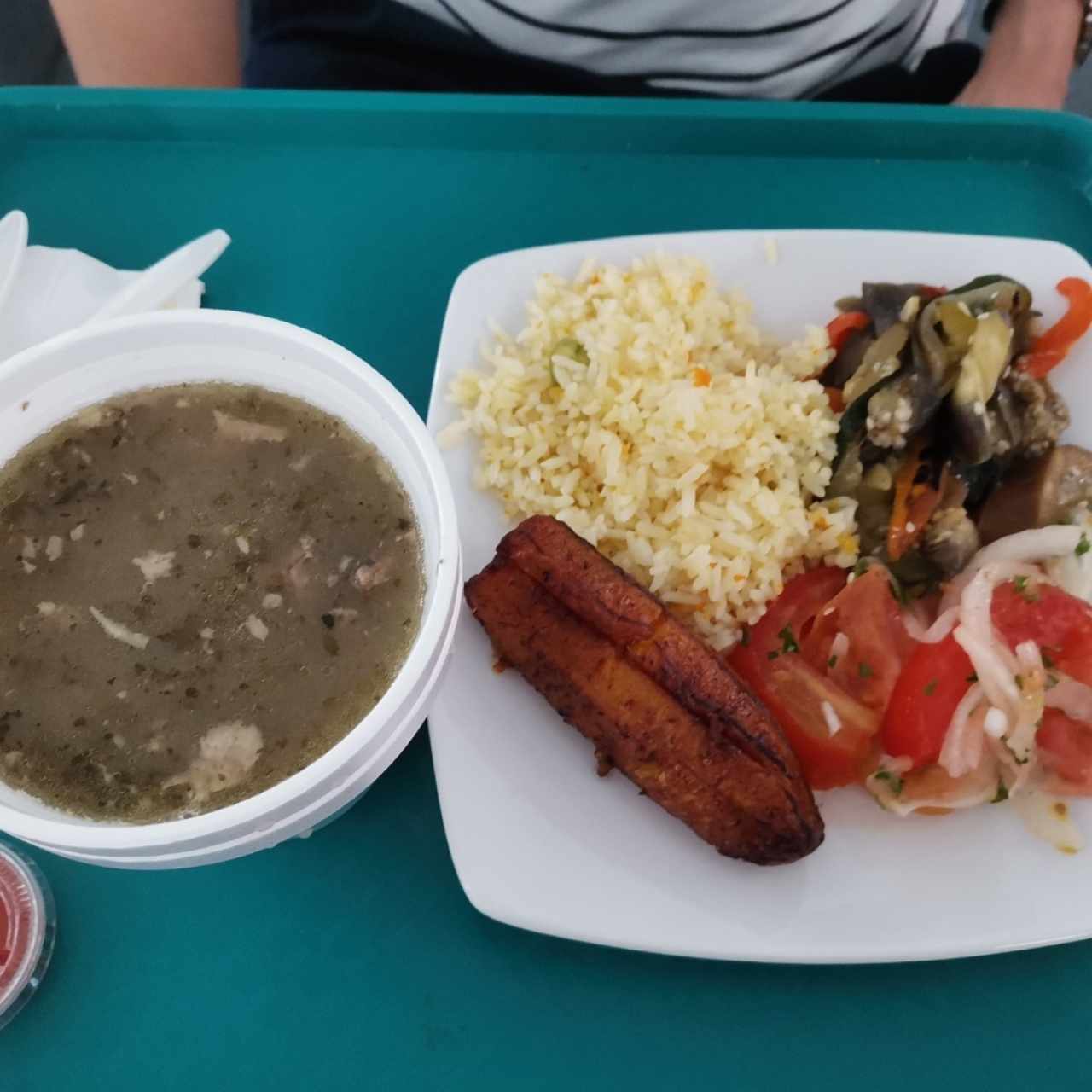 sopa, arroz, plátanos y ensalada