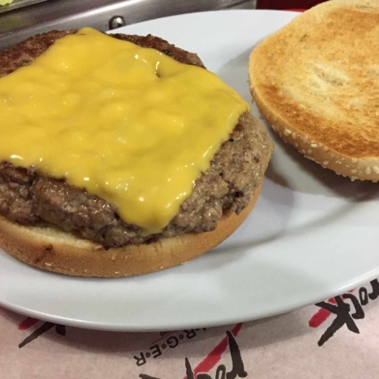hamburguesa de carne con queso 1/2 lb