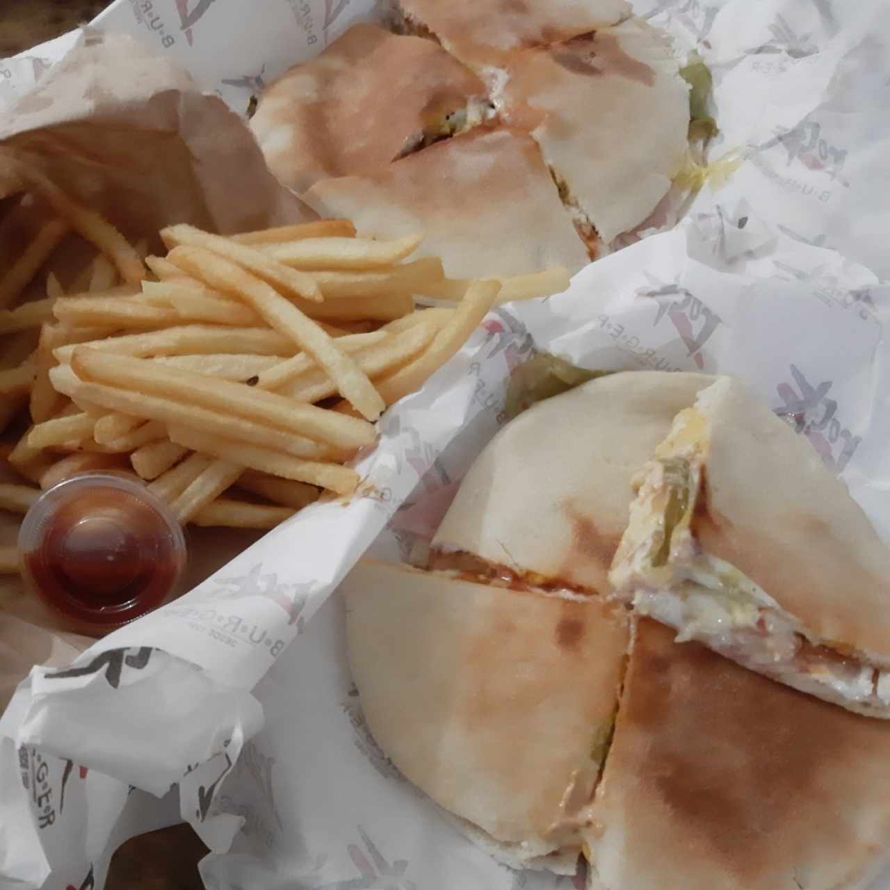 Club Sándwich de pollo Acompañado de papas fritas