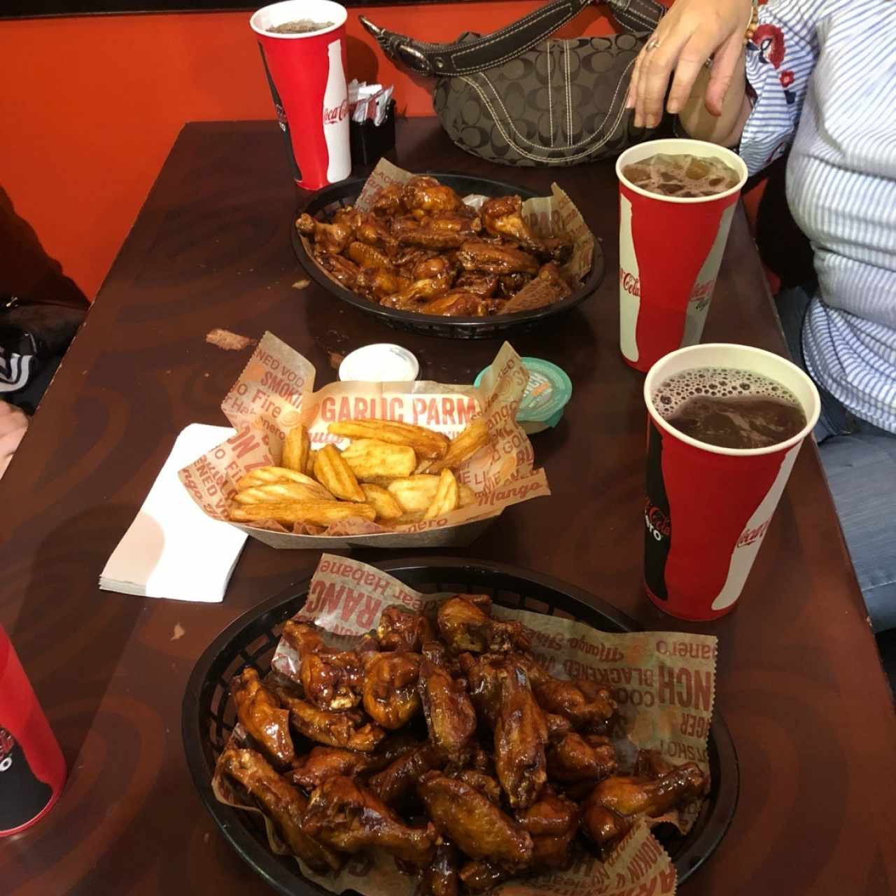 las Alitas estaba buenas pruebenlas con diferentes salsas