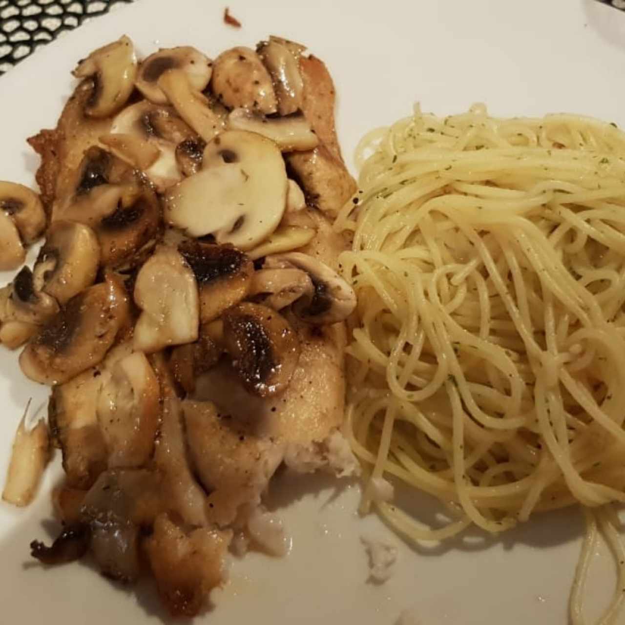 corvina com spaghetti al oleo