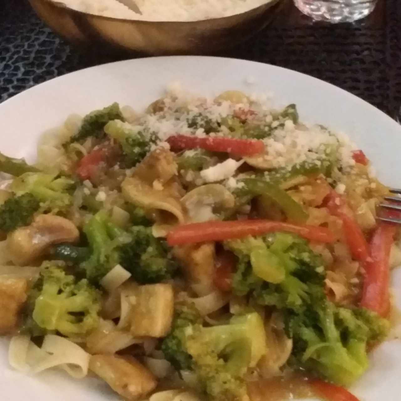 fettucini al curry con vegetales y queso parmesana