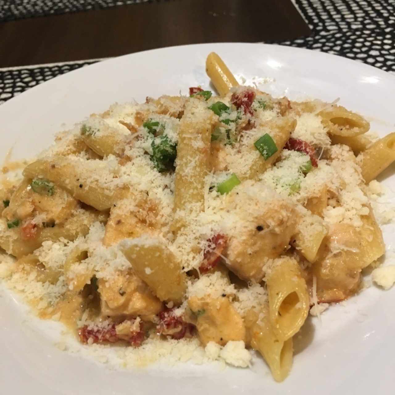 Pasta penne con salmón y salsa rose