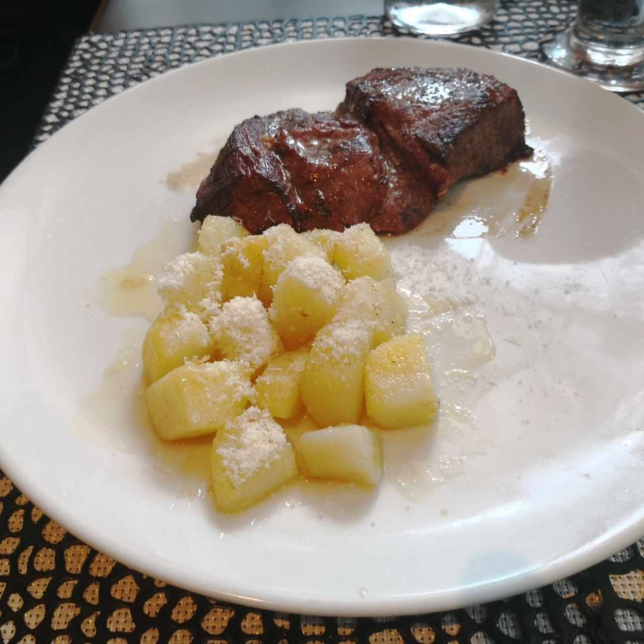 filete de res y papas salteadas