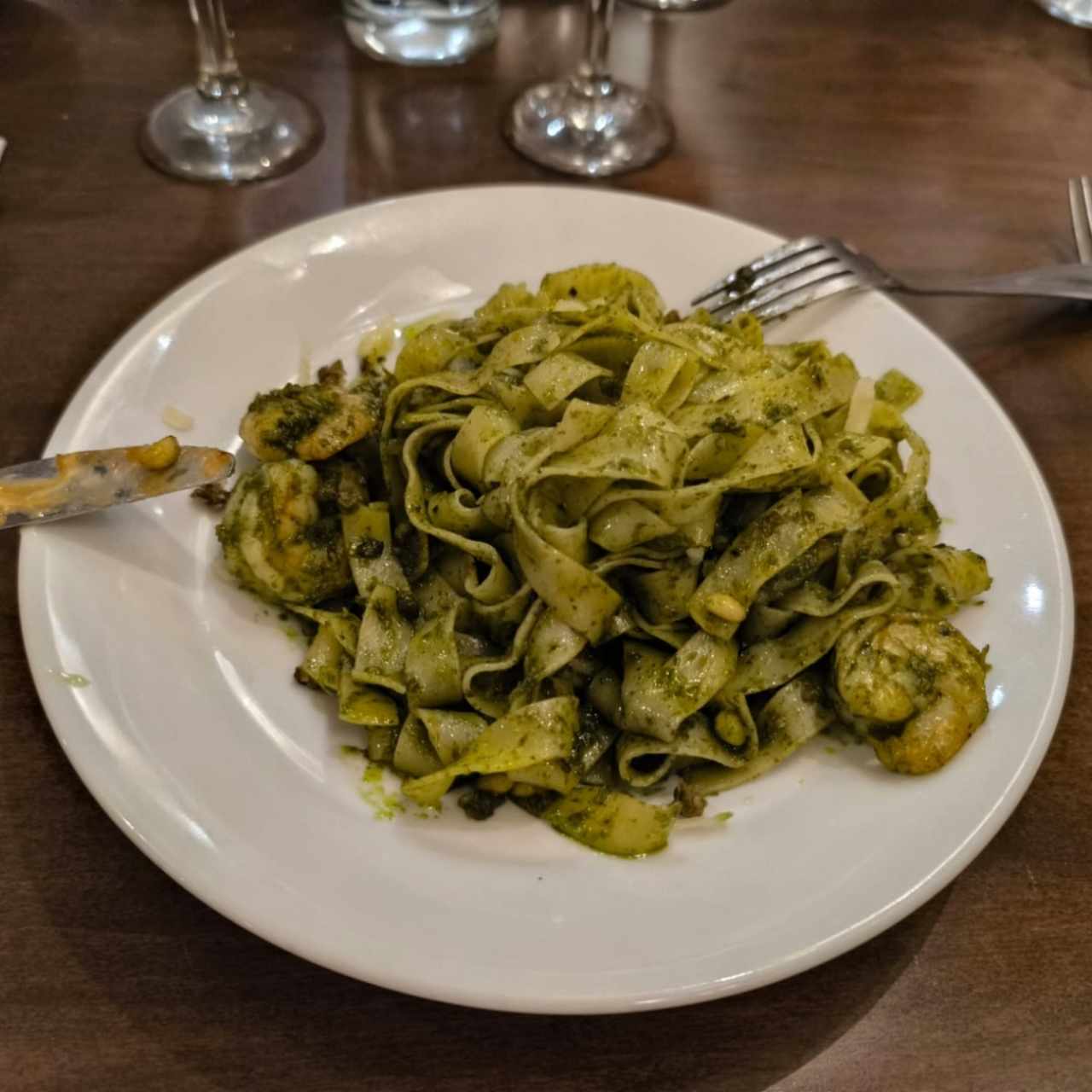 Fetuccini al pesto con camarones y piñones 