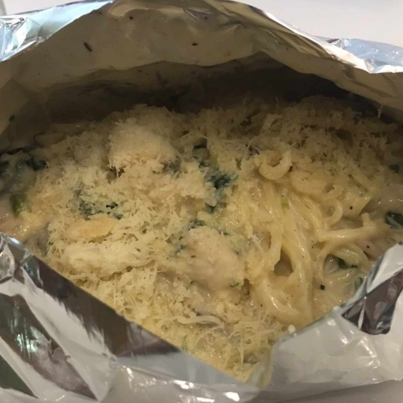 Spaguettini al cartucho con pollo, hongos y espinaca en salsa blanca