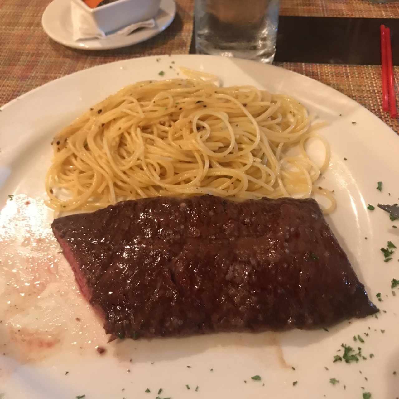 entraña con pasta al oleo