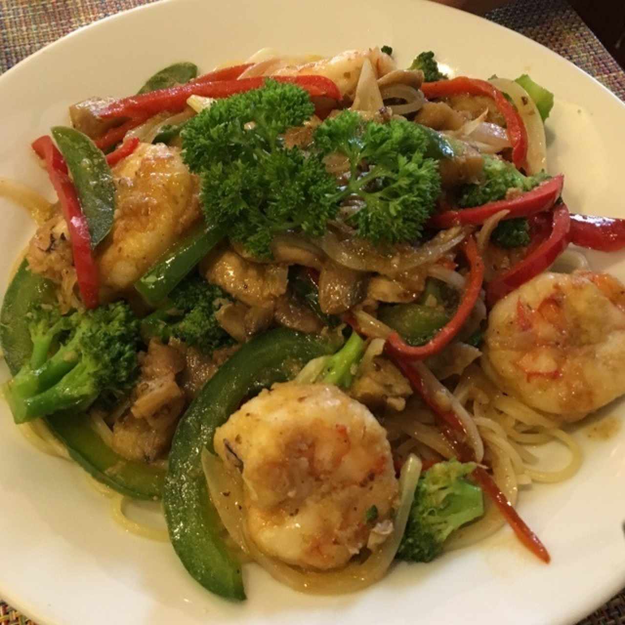 pasta primavera con langostinos