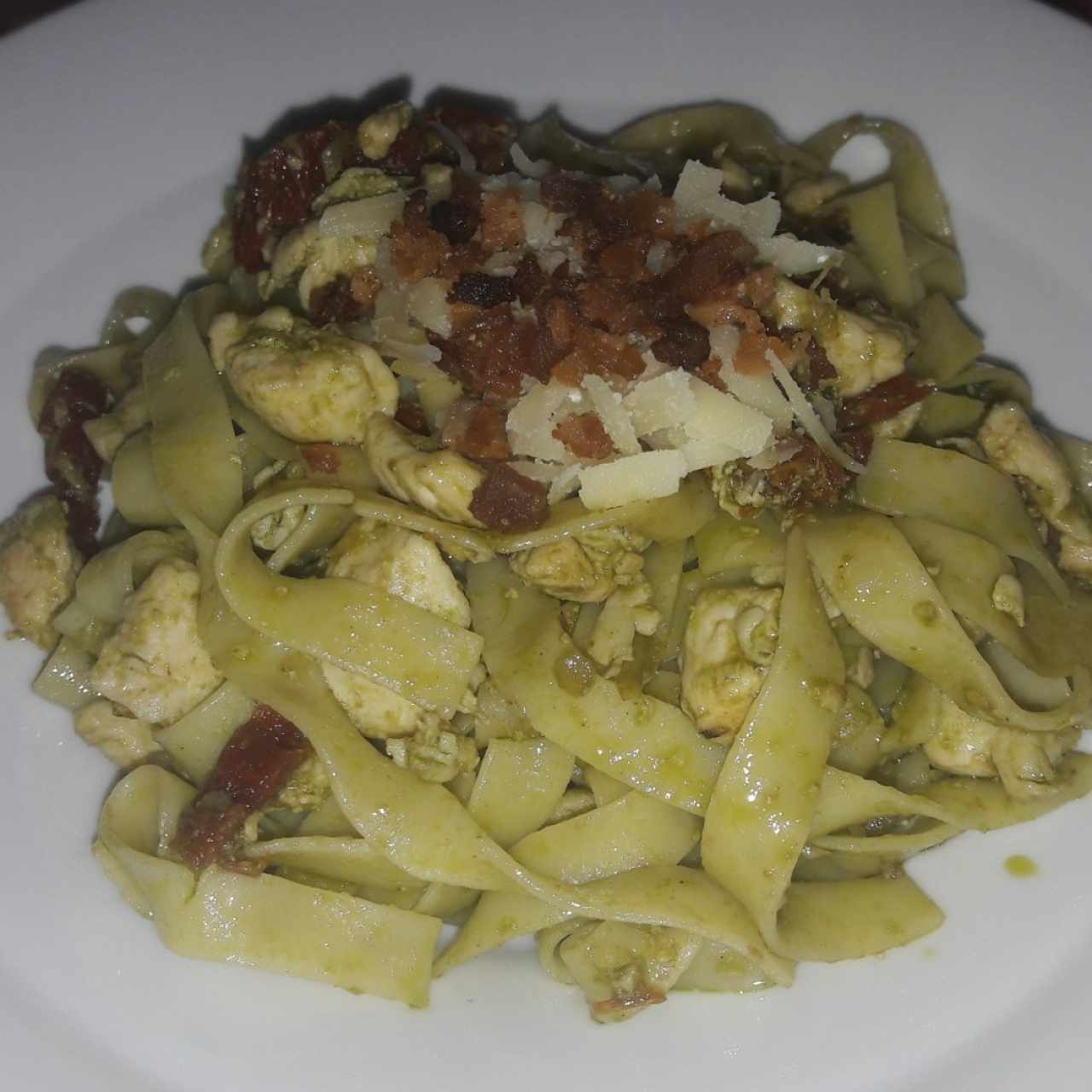 Pasta al pesto con pollo y tocino 