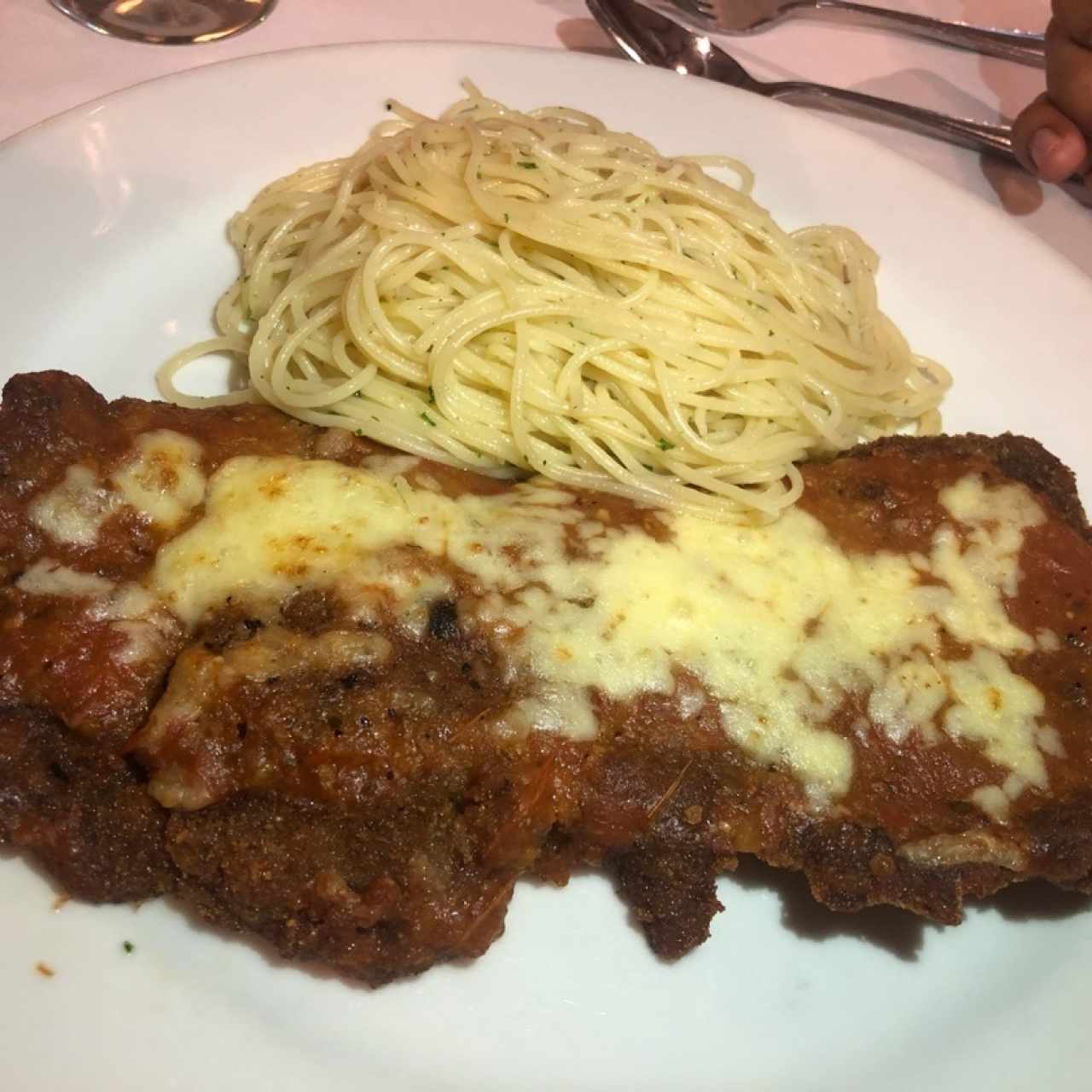 Filete a la parmigiana con spagettini