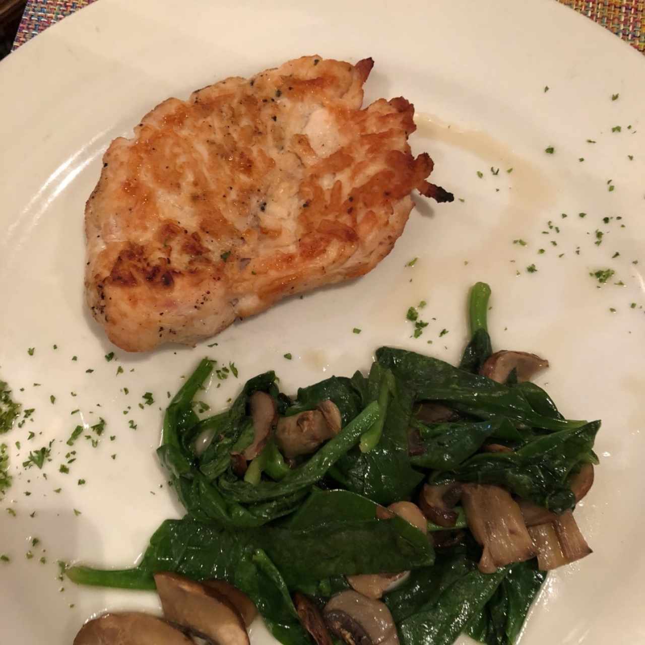 Pechuga de pollo a la plancha con espinicas y champiñones