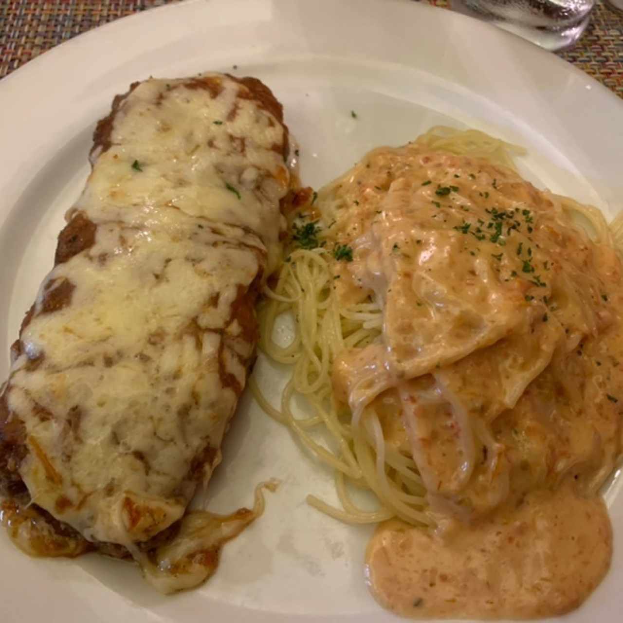 Filete a la parmiggiana con spaghettini en salsa rosé