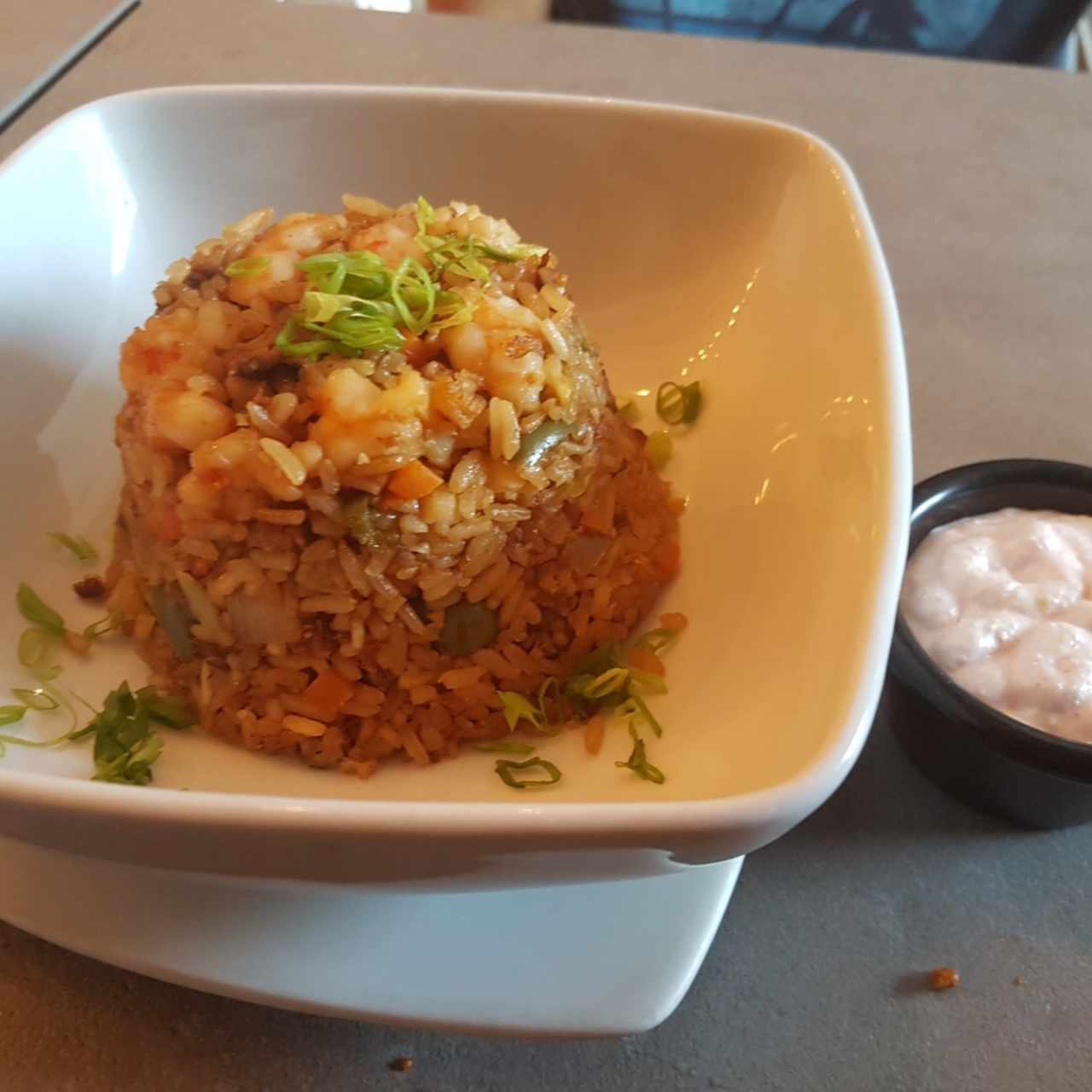 Yakimeshi mixto (con salsa de cangrejo)