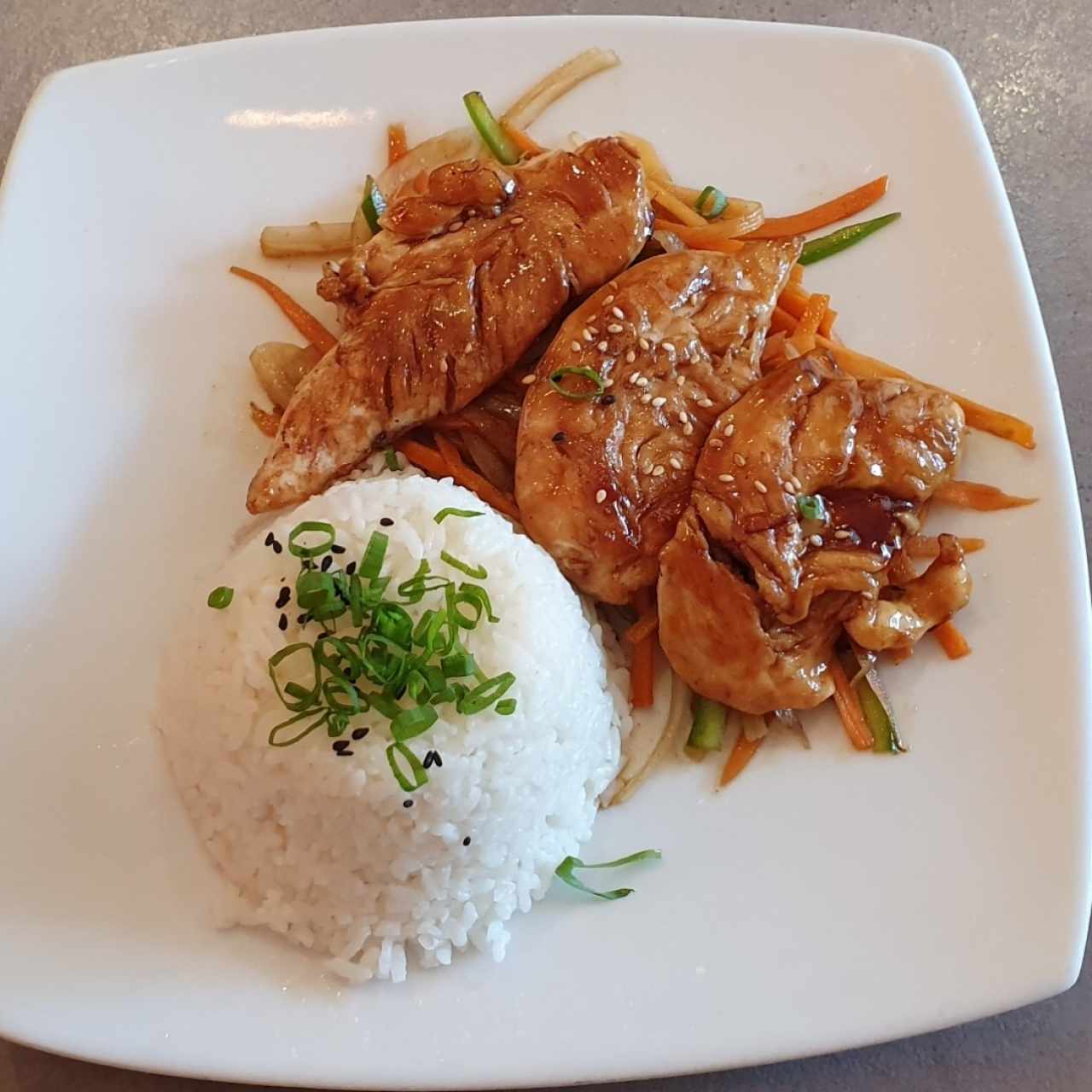 Pollo teriyaki con arroz y vegetales