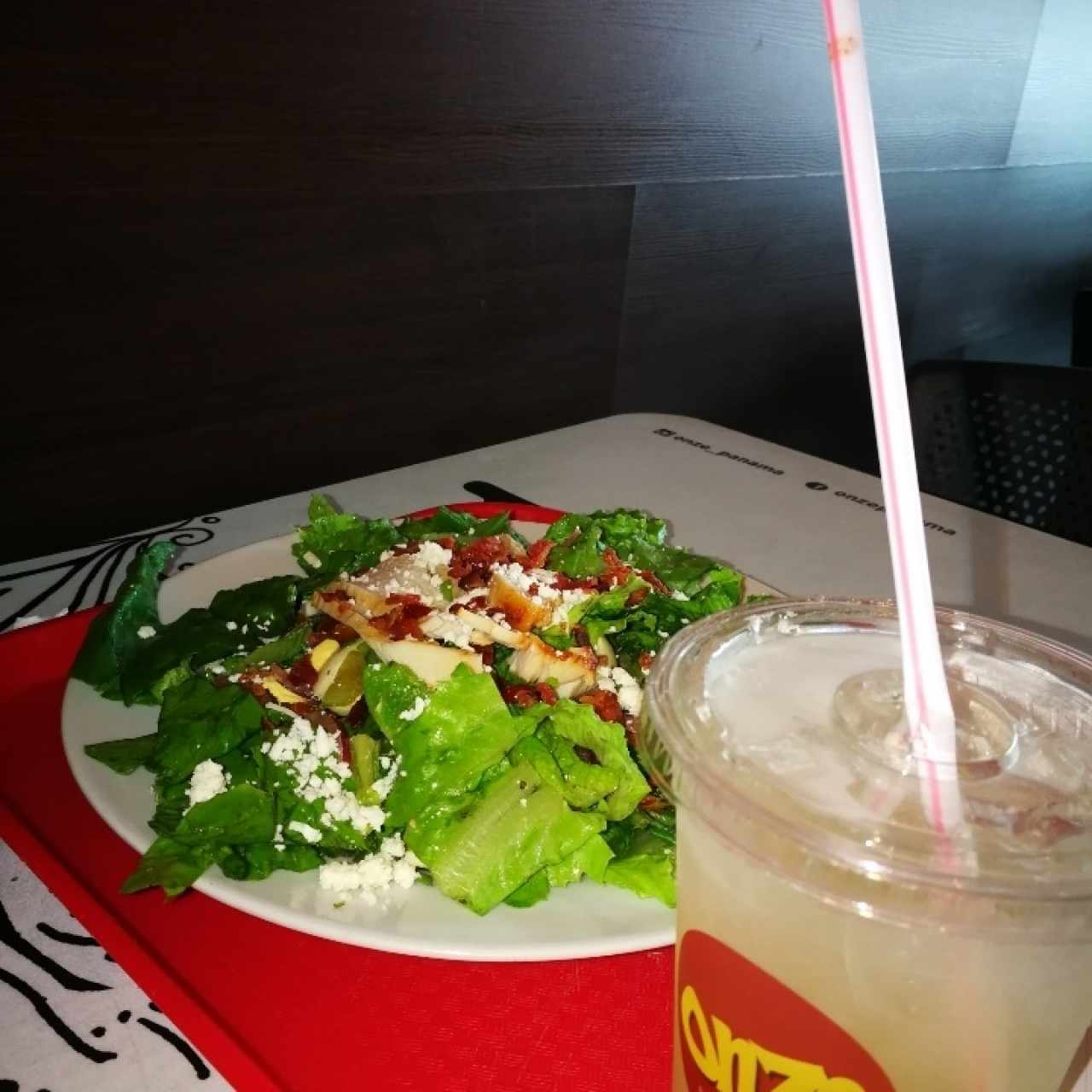 Chicken BLT Salad con limonada