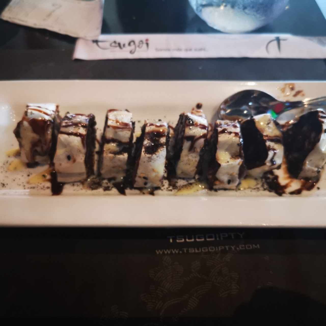 brownie con helado en forma de rollo de sushi