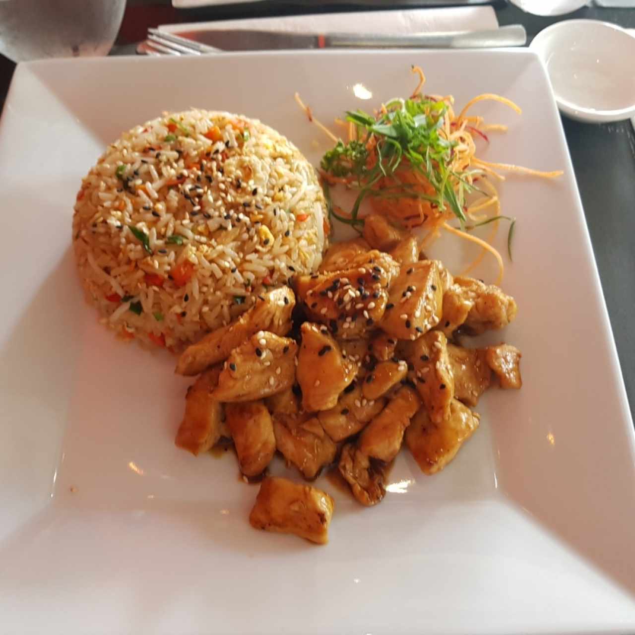 Yakimeshi de pollo