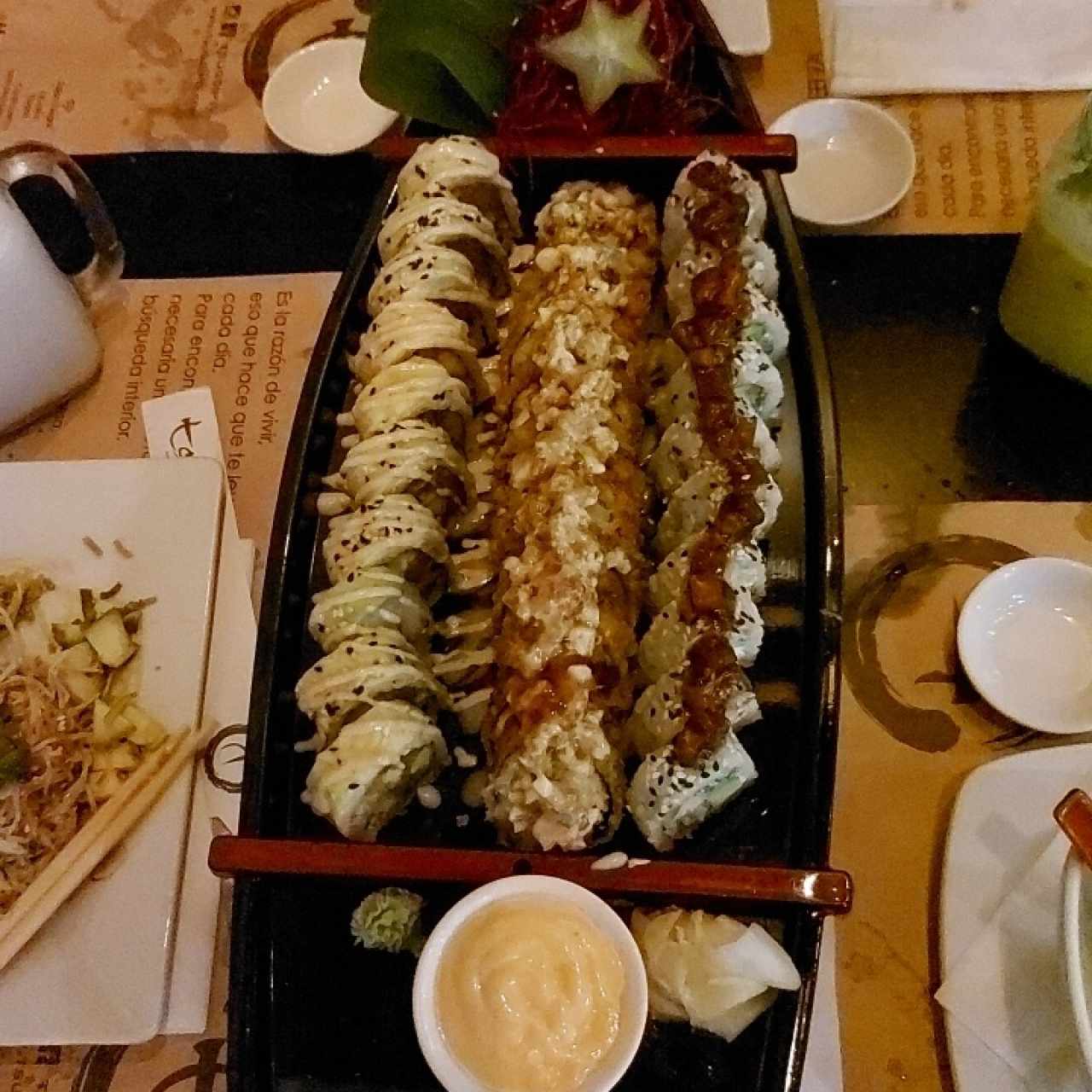 Barco de sushi - Rolls: Tori BBQ Roll, Kung Fu Panda Roll y Sakura Rolm