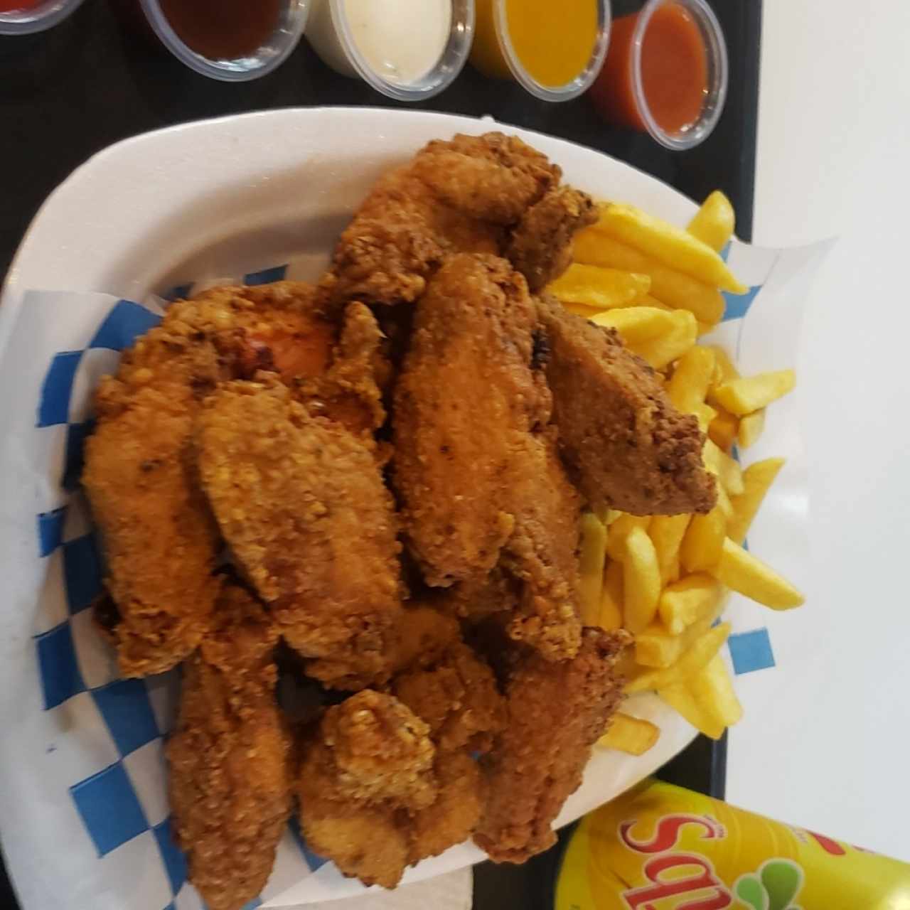 combo Wings con salsas: honey mustard, buffalo, picante y Blue cheese, papas fritas y soda