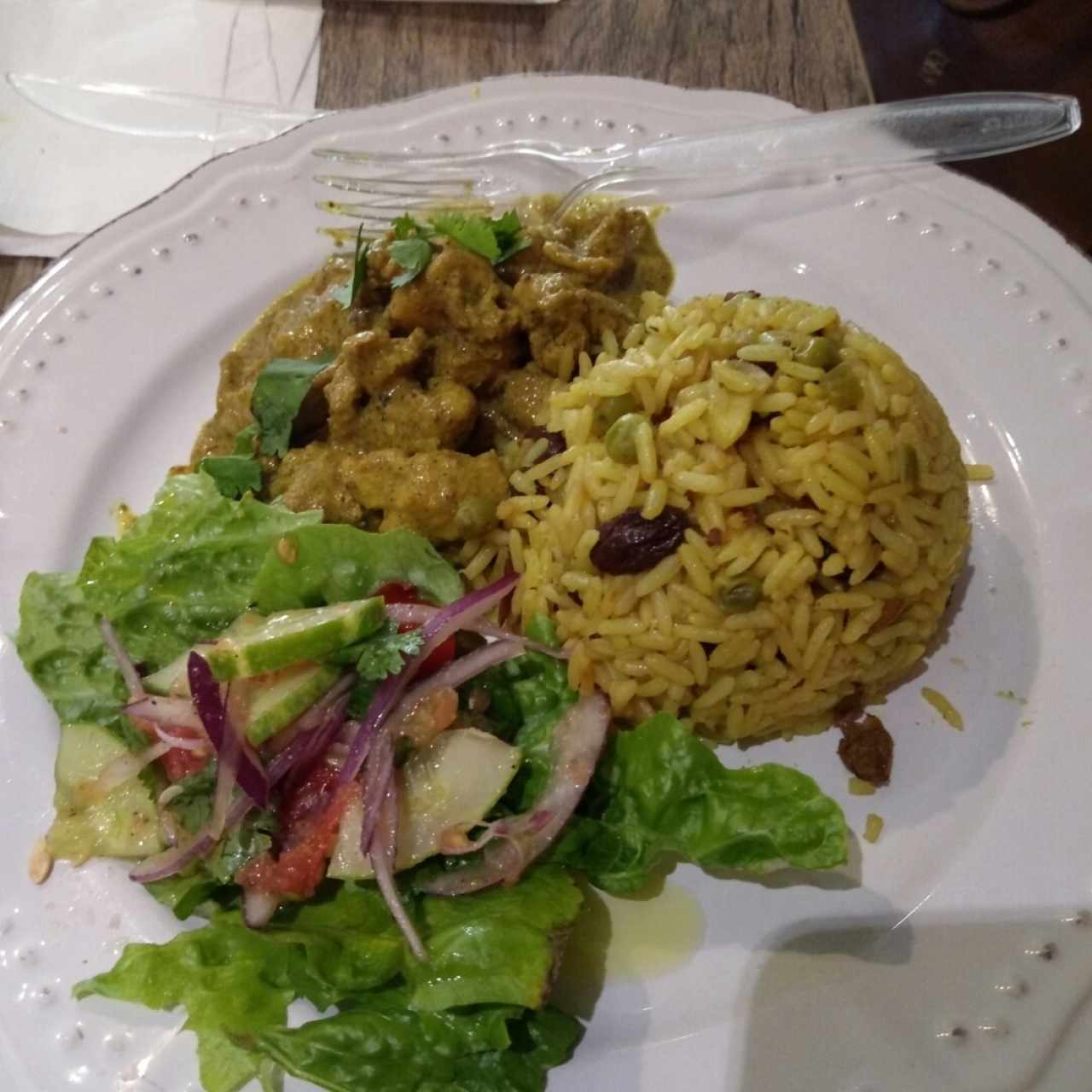 Pollo al curry, ensalada y arroz indú