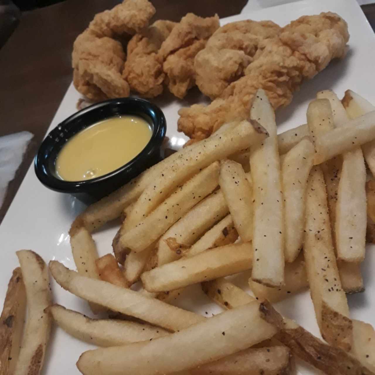 Chicken fingers con papitas