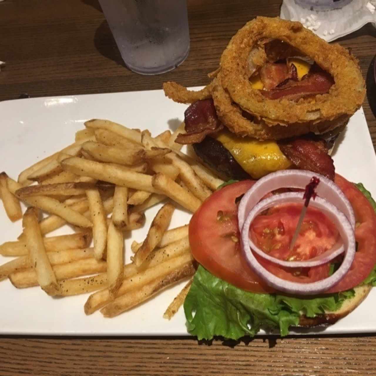 hamburguesa con salsa BBQ