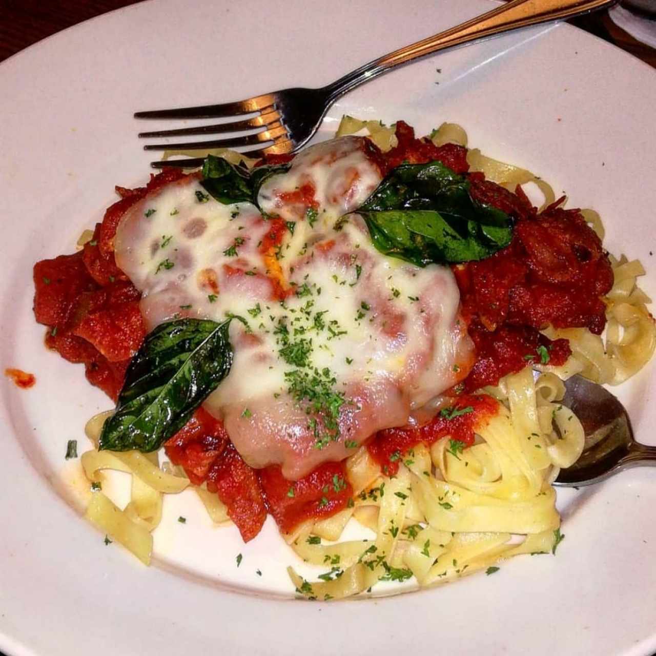 pechuga de pollo en pasta y salsa de tomate