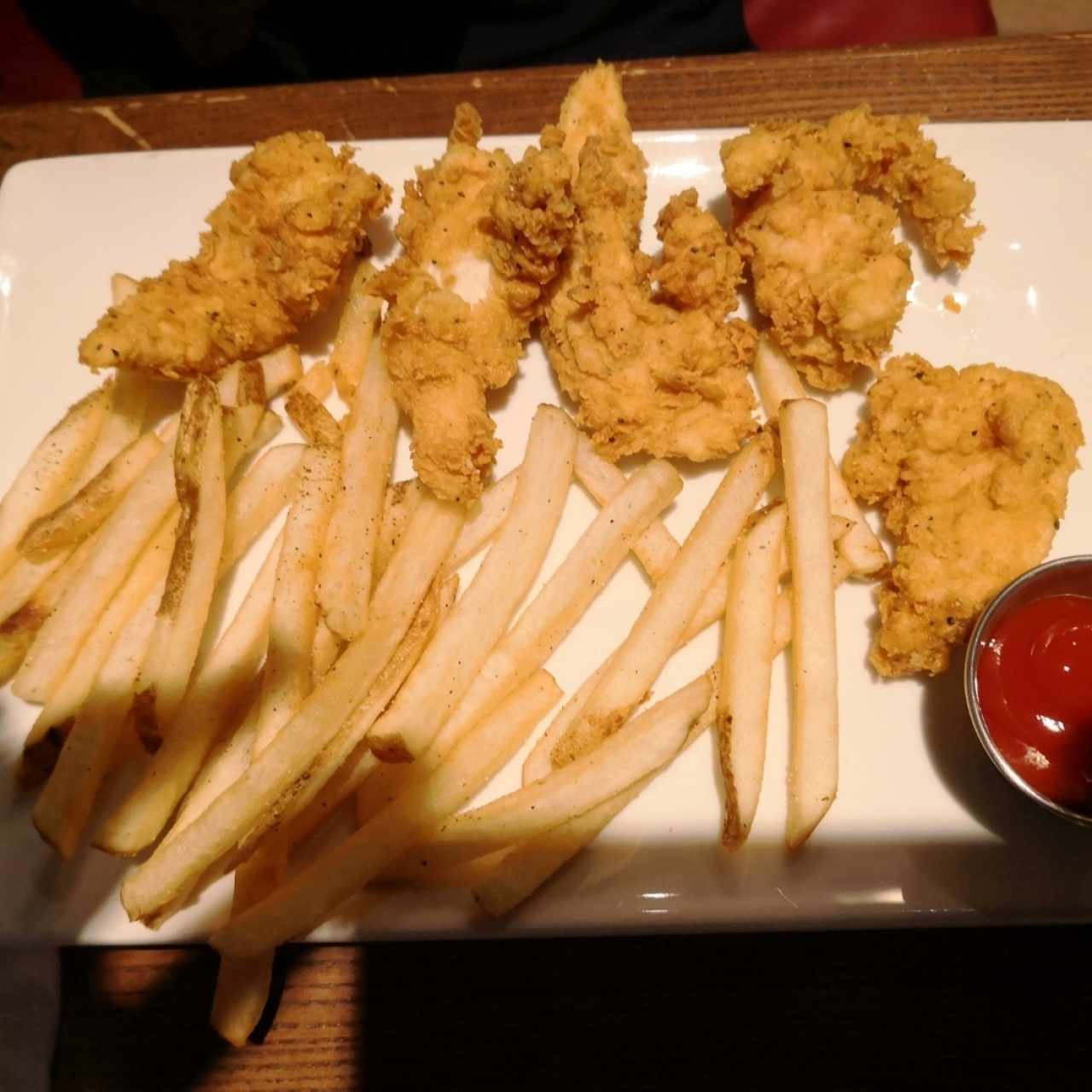 chicken fingers y papas fritas