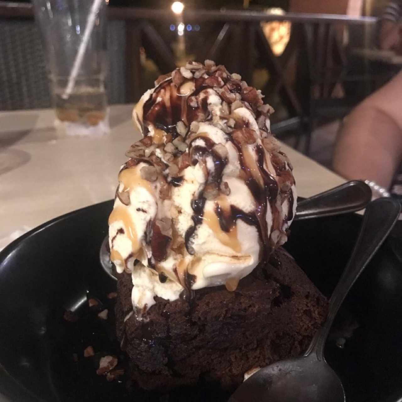 brownie con helado y nueces