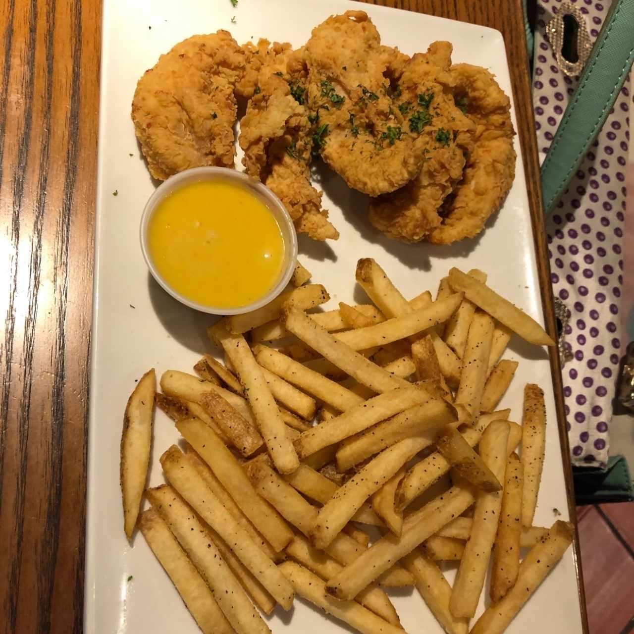 Chicken Fingers y Papitas fritas