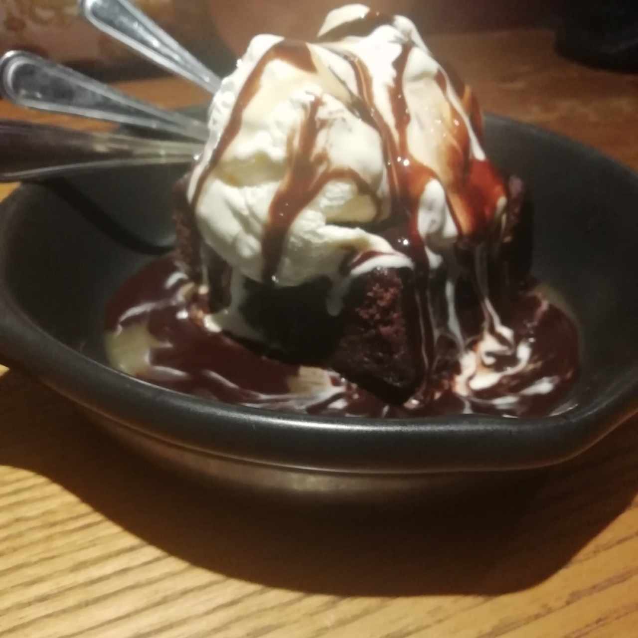 Brownie con helado 