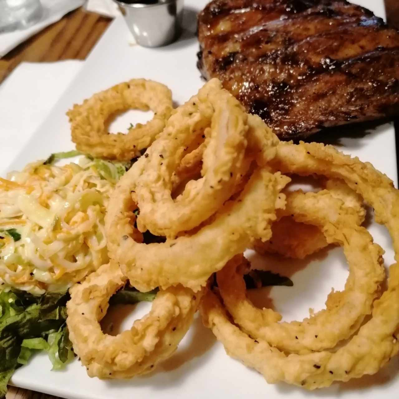 Rib de Costillas con Anillos de Cebolla