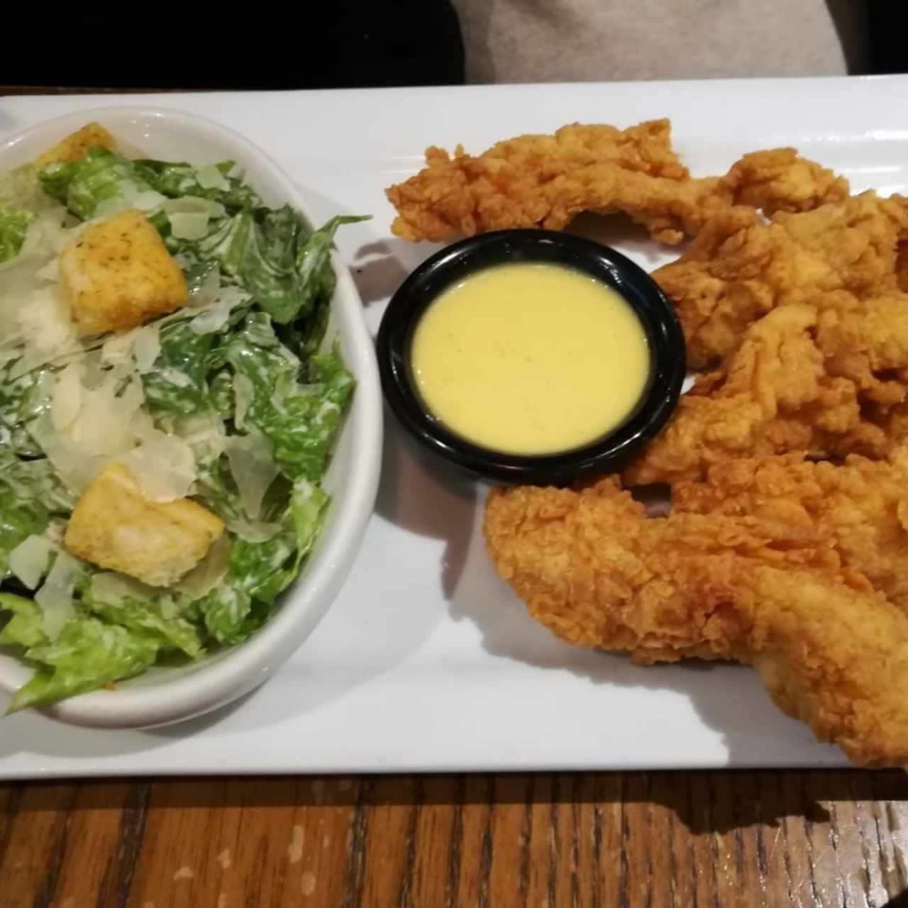 Chicken tenders con ensalada césar