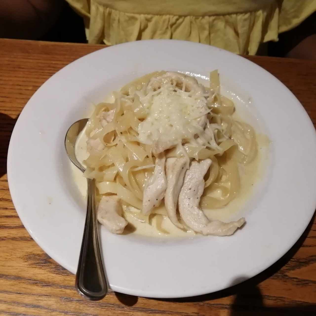 Spaghettis con pollo en salsa blanca. menú de niños.