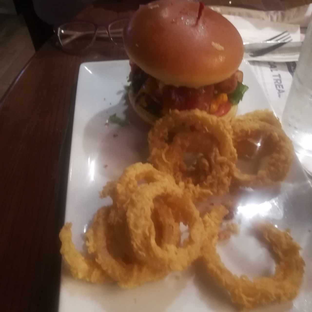 Hamburguesa con anillos de cebolla