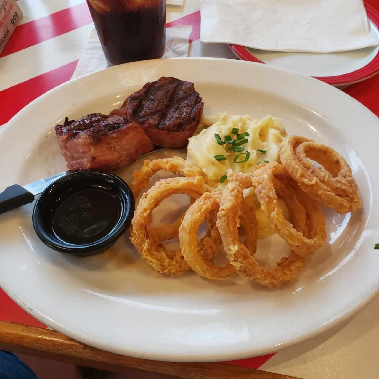 Filete Mignon con Aros de Cebolla y Puré 