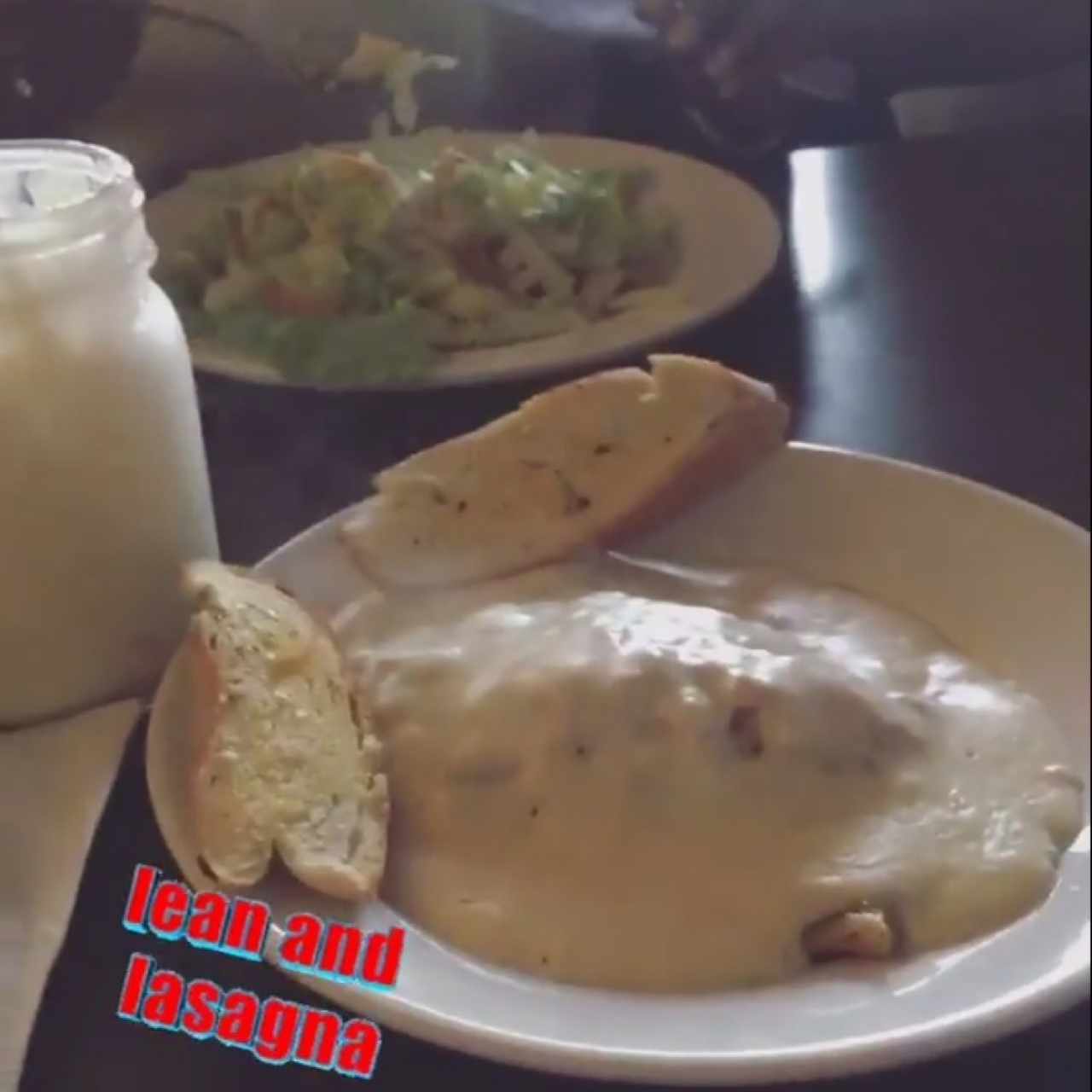 Lasagna de pollo gratinada y batido de piña