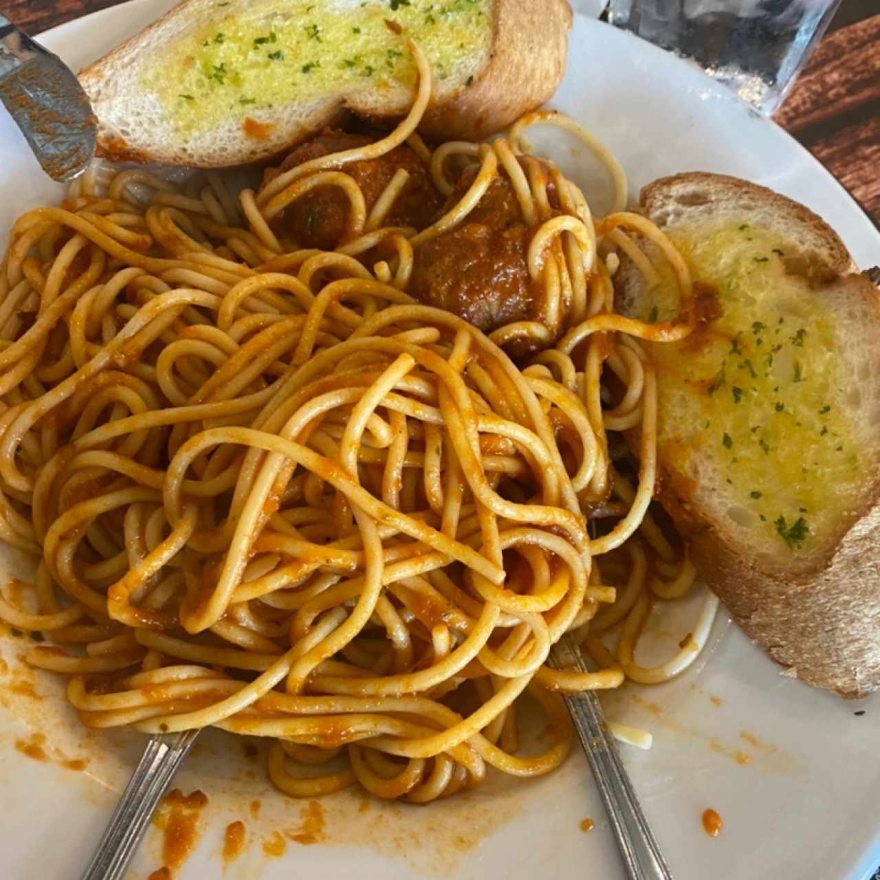 Espaguettis con Pollo, Lomo, Boloñesa, Albóndigas, Alfredo con Jamón o Carbonara