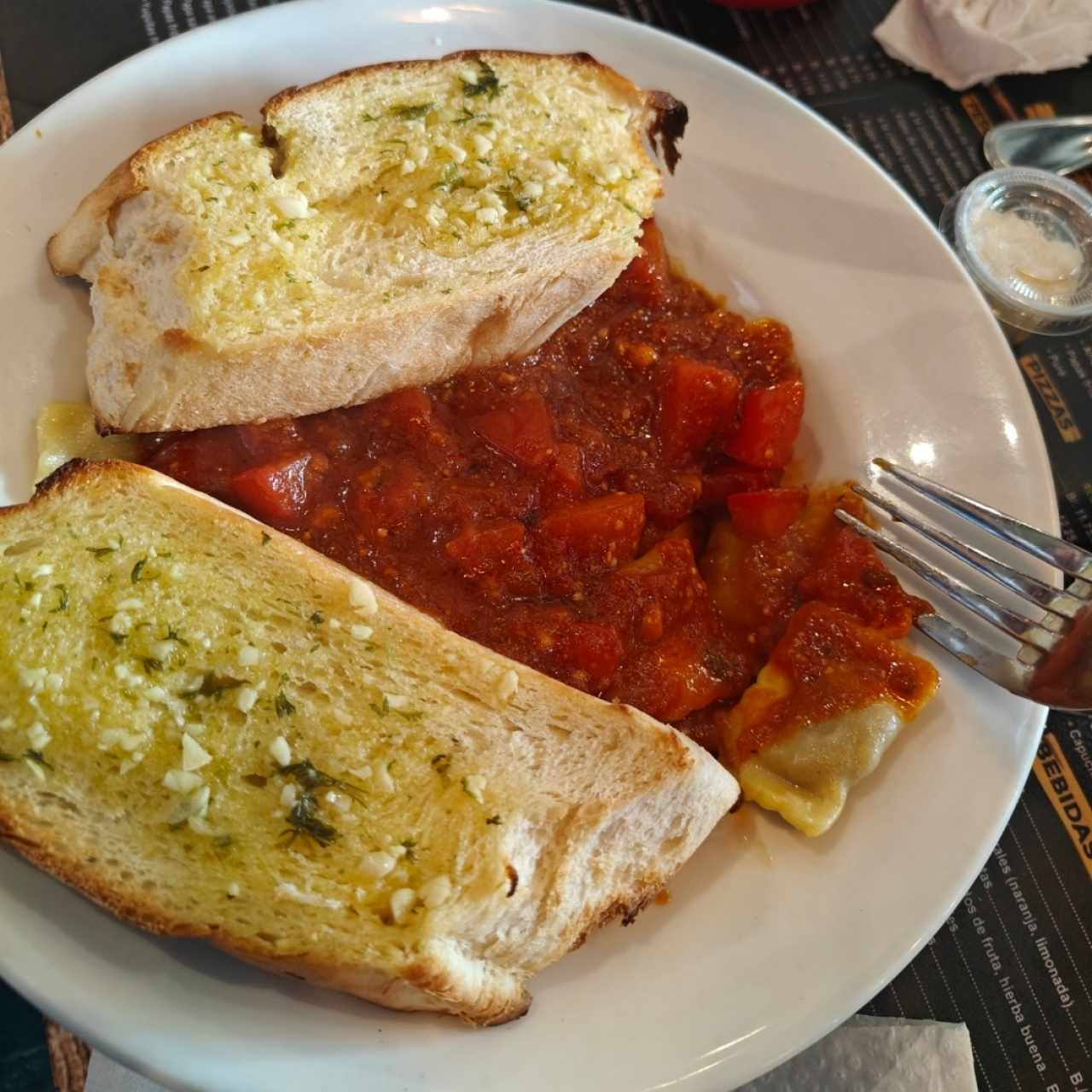 Raviolis con Carne en Salsa Roja o Blanca