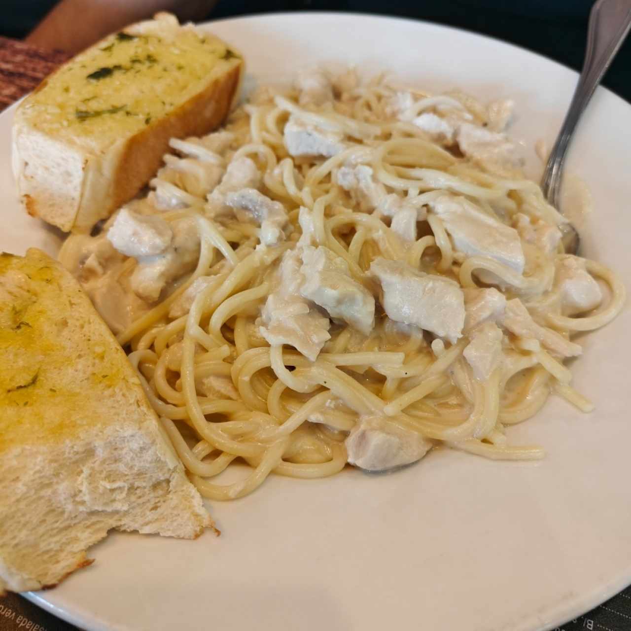 Espaguettis con Pollo, Lomo, Boloñesa, Albóndigas, Alfredo con Jamón o Carbonara