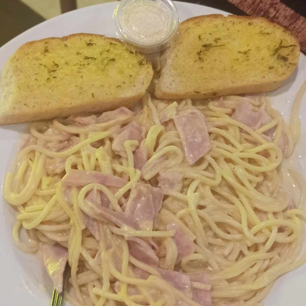 Espaguettis con Pollo, Lomo, Boloñesa, Albóndigas, Alfredo con Jamón o Carbonara