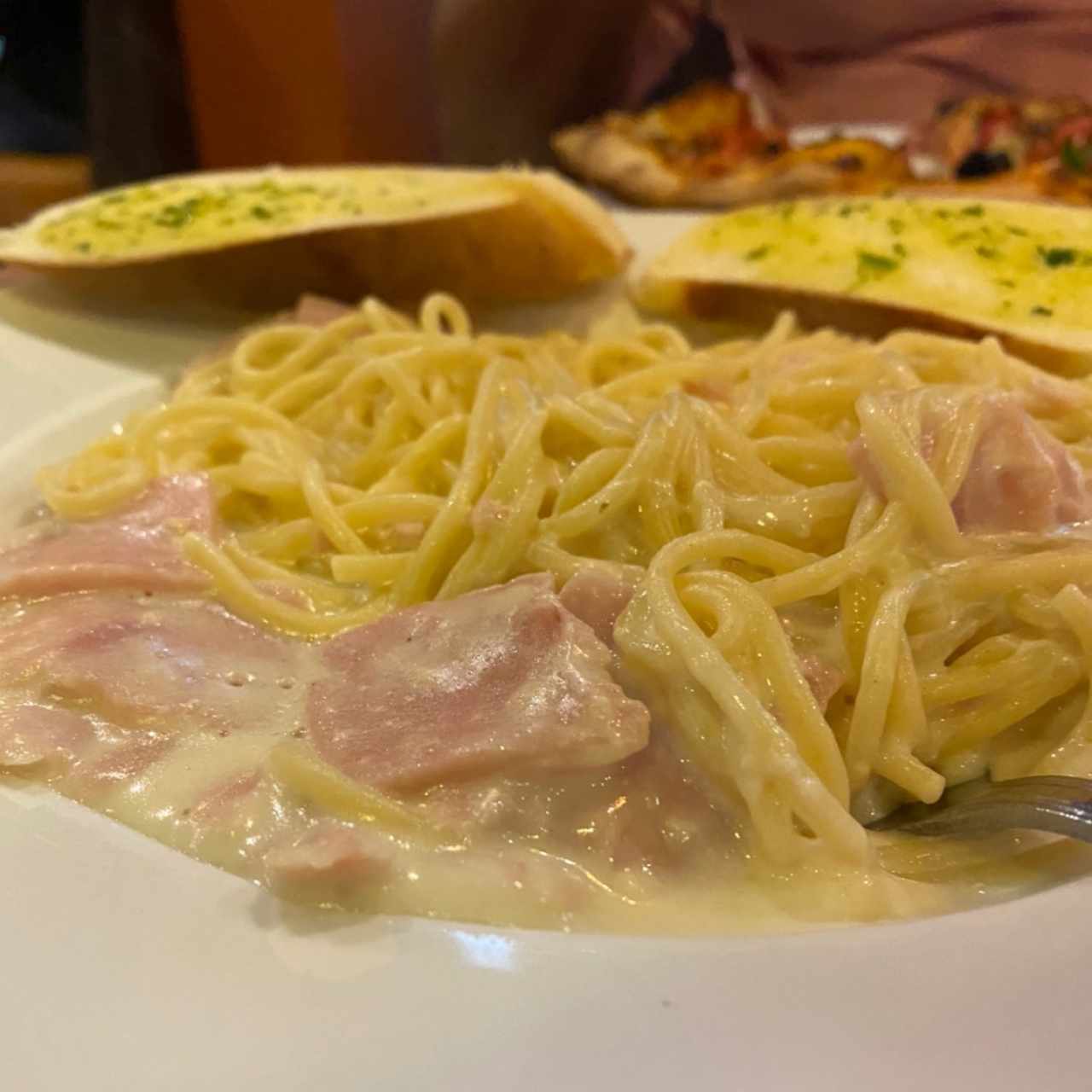 Spaghetti con Pollo, Lomo, Bolognesa, Albóndigas, Alfredo con Jamón o Carbonara