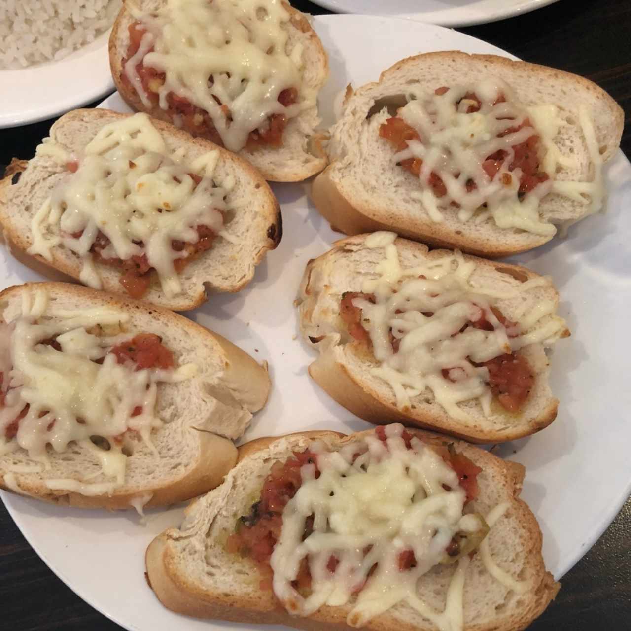 pan queso mozarella y tomate