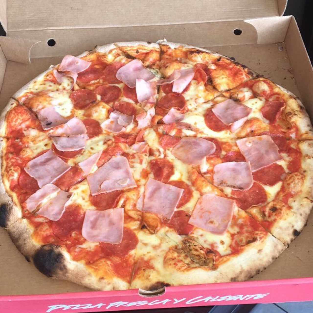 Rica pizza de pepperoni con extra de jamón👅