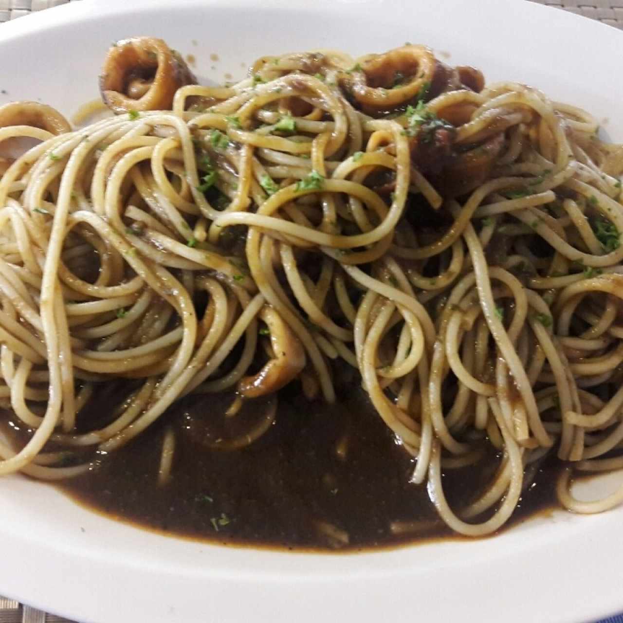 spaghetti con calamar en su tinta 